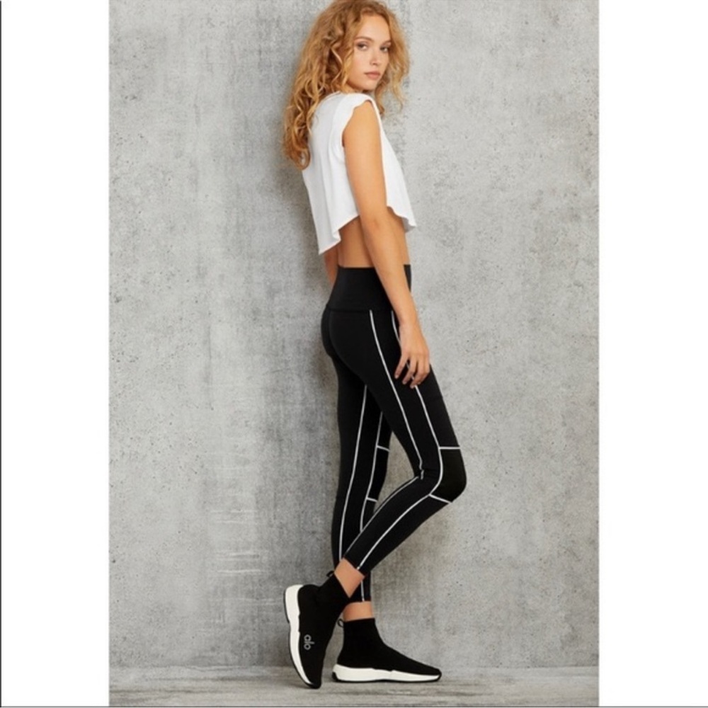 GUC ✨Alo Black Leggings with White Piping Detail✨